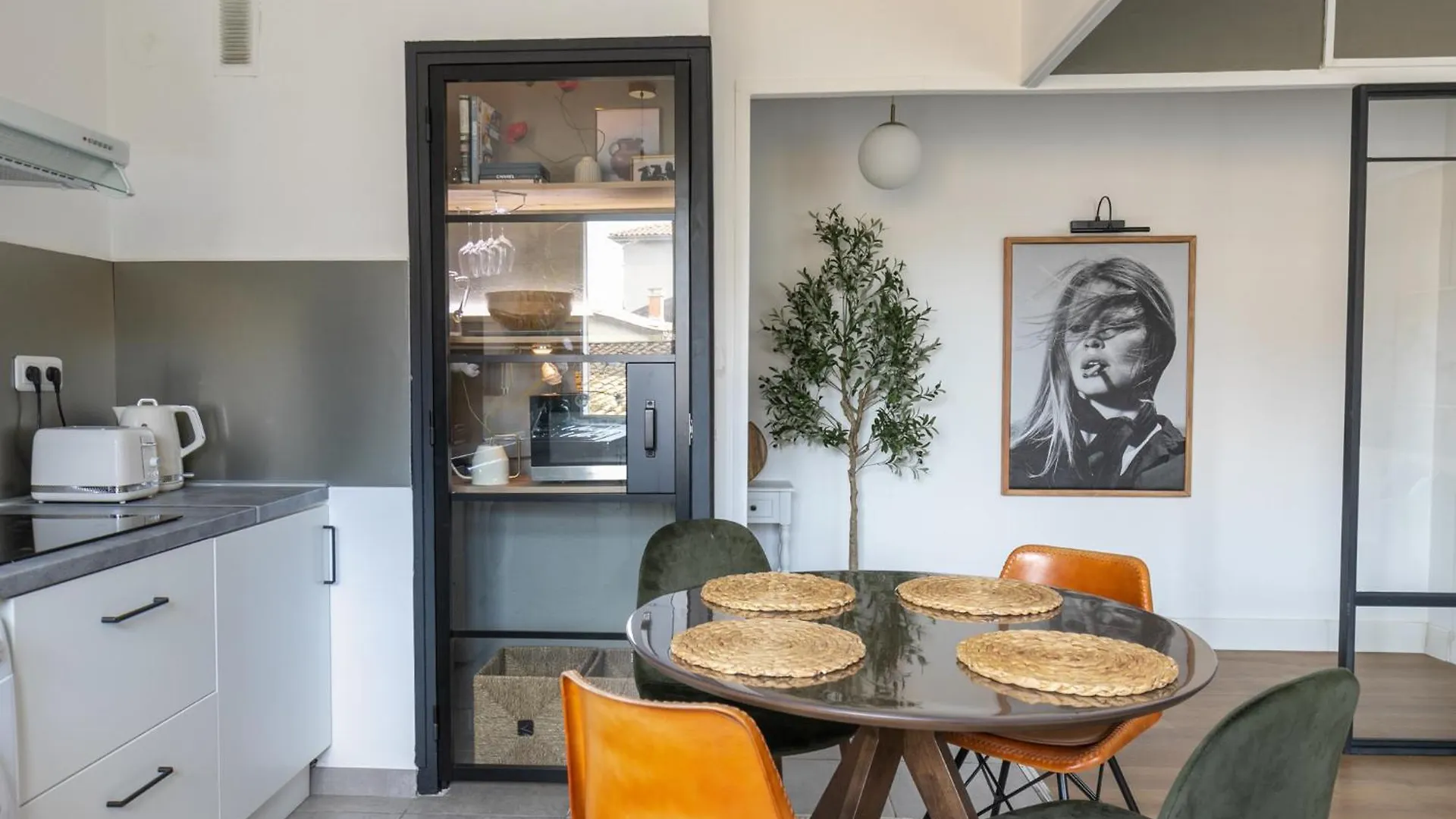 Logement 1 Chambre Basse Ville 2 Min Hypercentre ヴァランス
